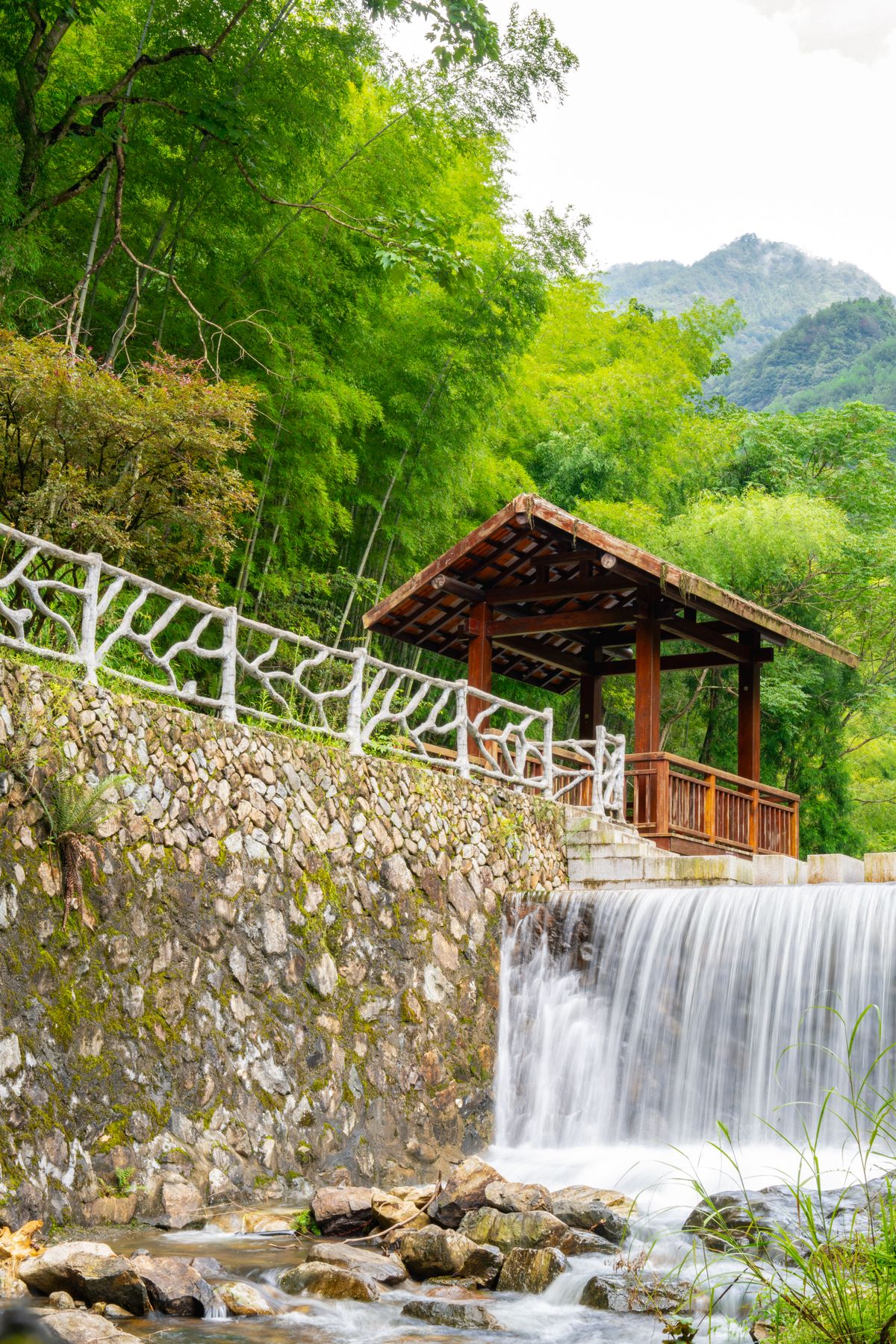 山涧观瀑